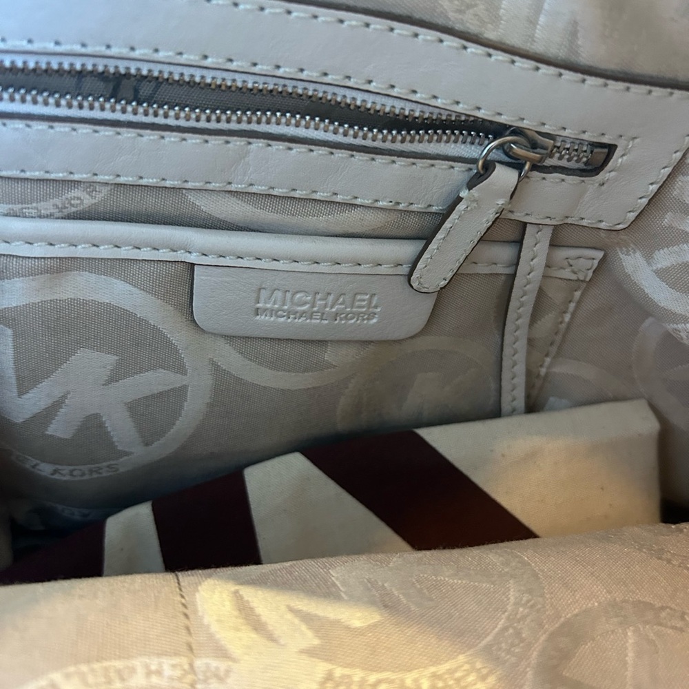 Michael Kors off white studded, oversize leather shoulder bag w dust bag - Picture 4 of 10